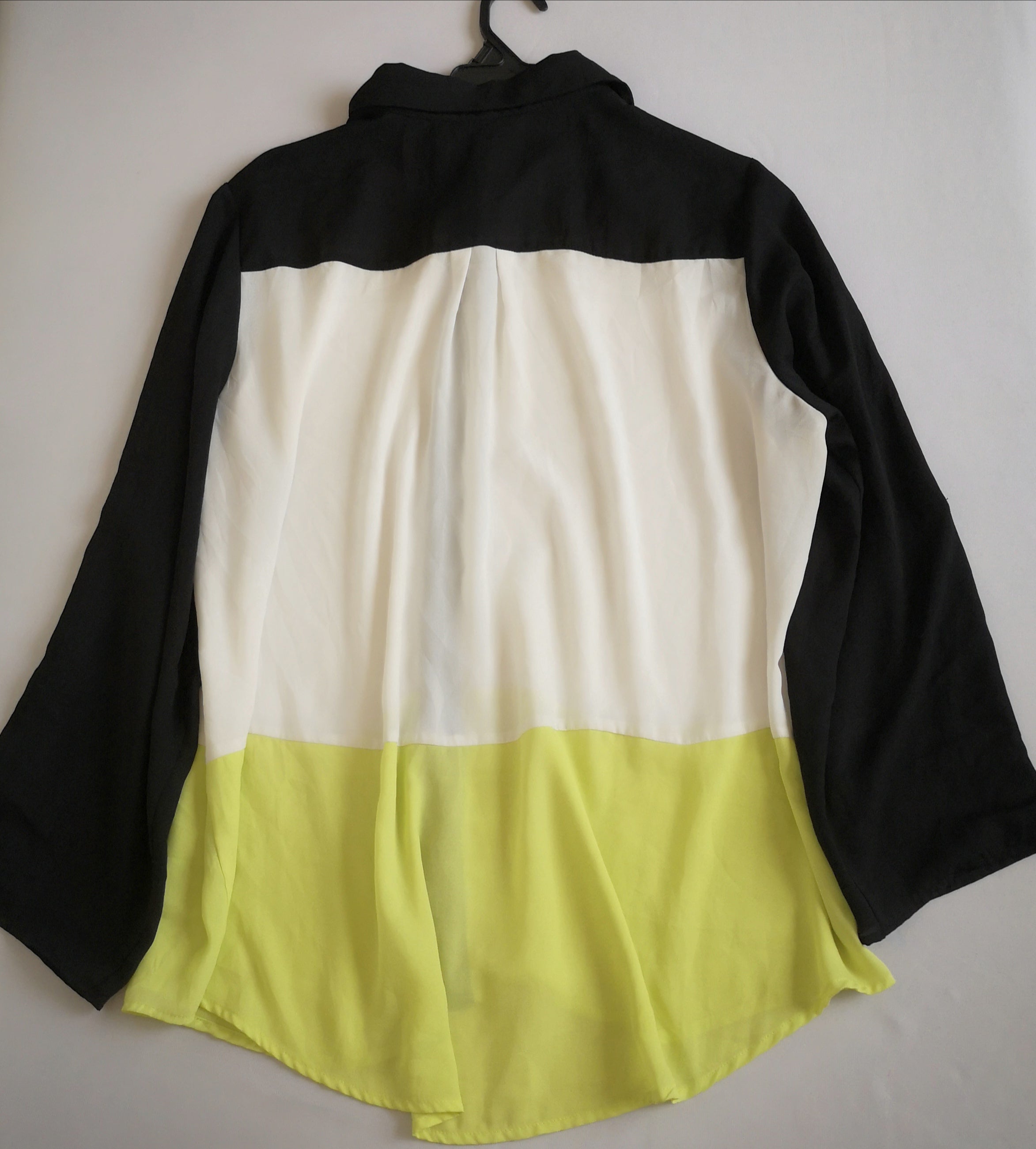 Blusa de chifon y pantalón tipo cargo