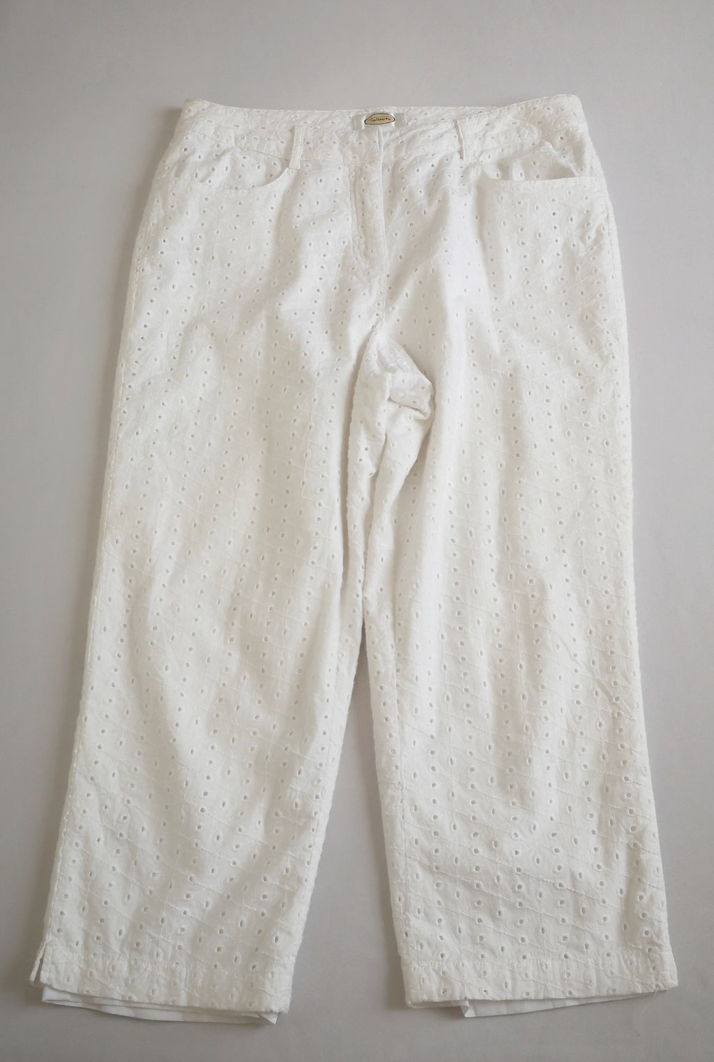 Blusa cuello en V y pantalón bordado inglés