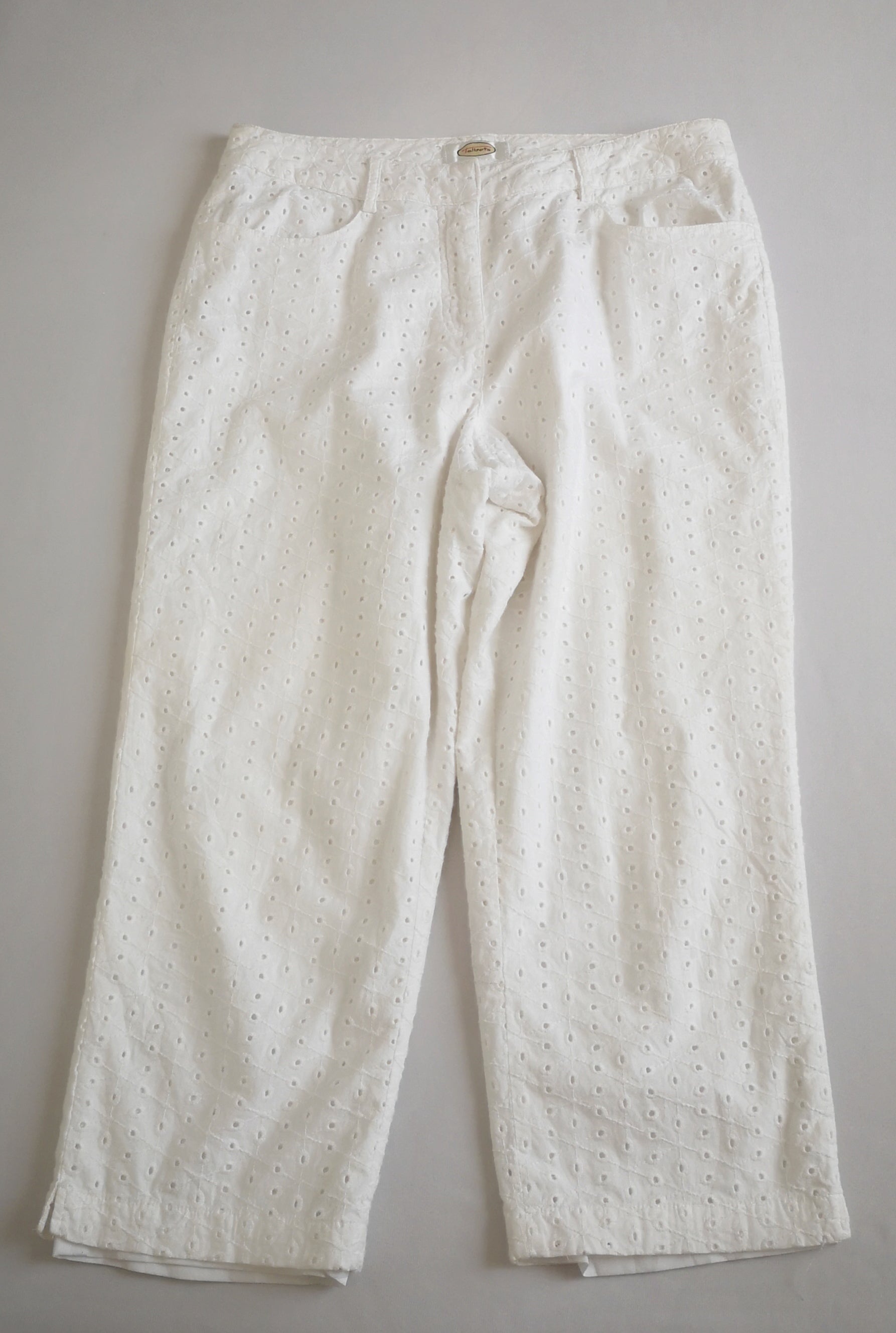 Blusa cuello en V y pantalón bordado inglés
