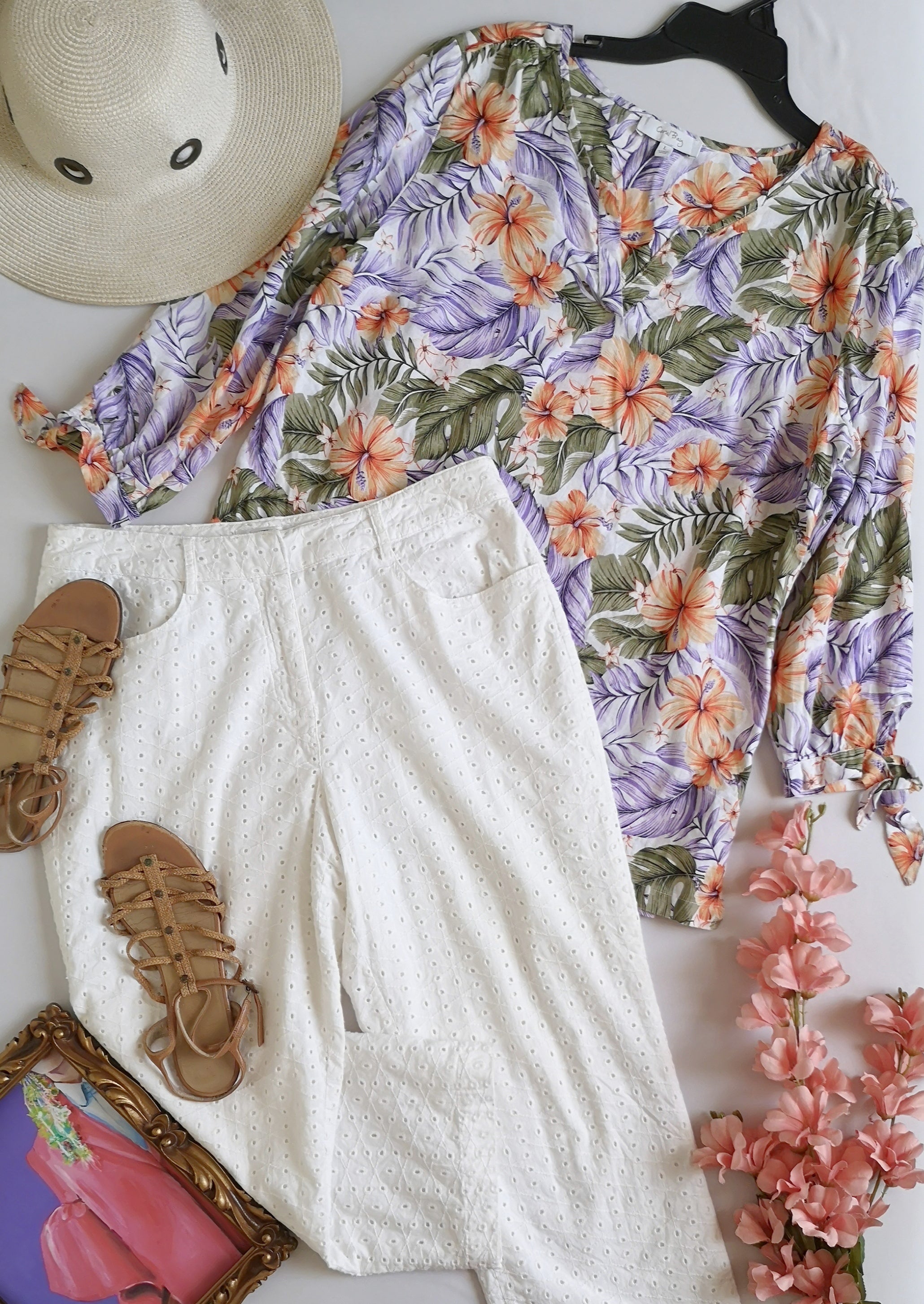 Blusa cuello en V y pantalón bordado inglés
