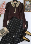 Blusa con botones en las mangas y pantalón stresh
