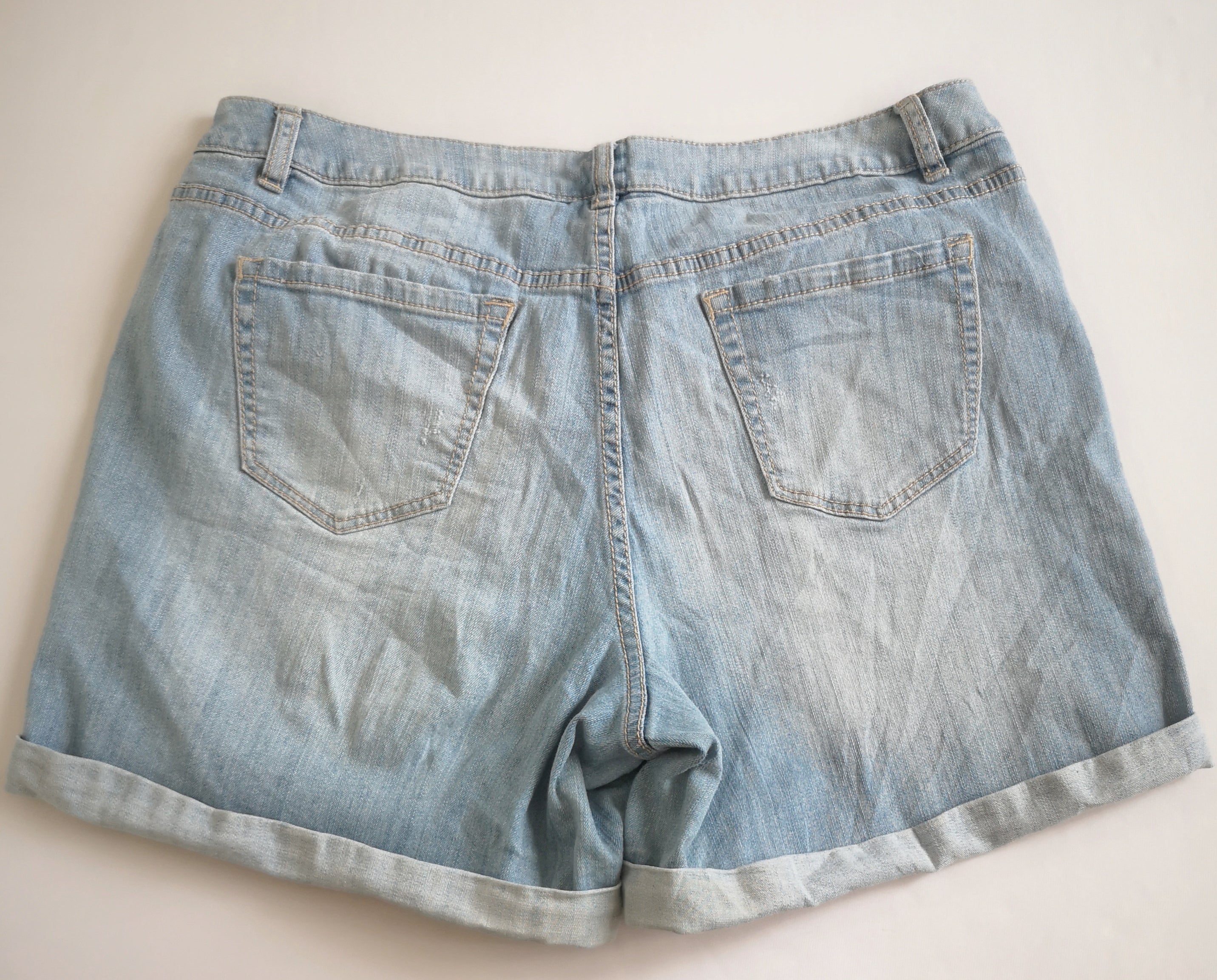 Short de lona y blusa con elástico arriba