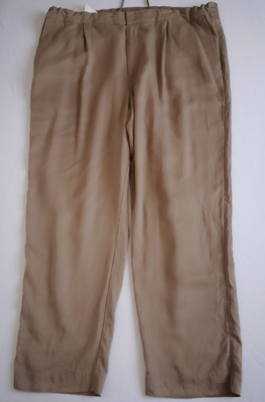Suéter con cintas y pantalón con bolsas a los lados