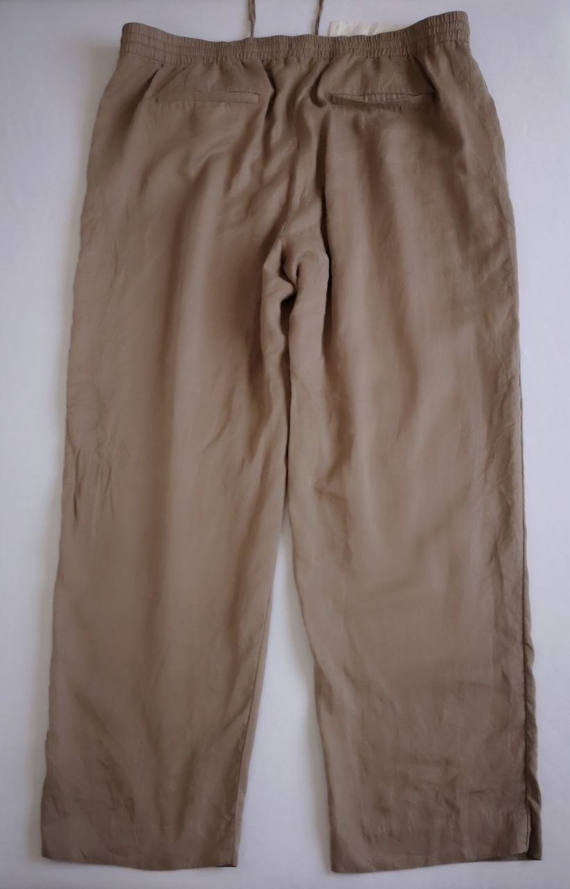 Suéter con cintas y pantalón con bolsas a los lados