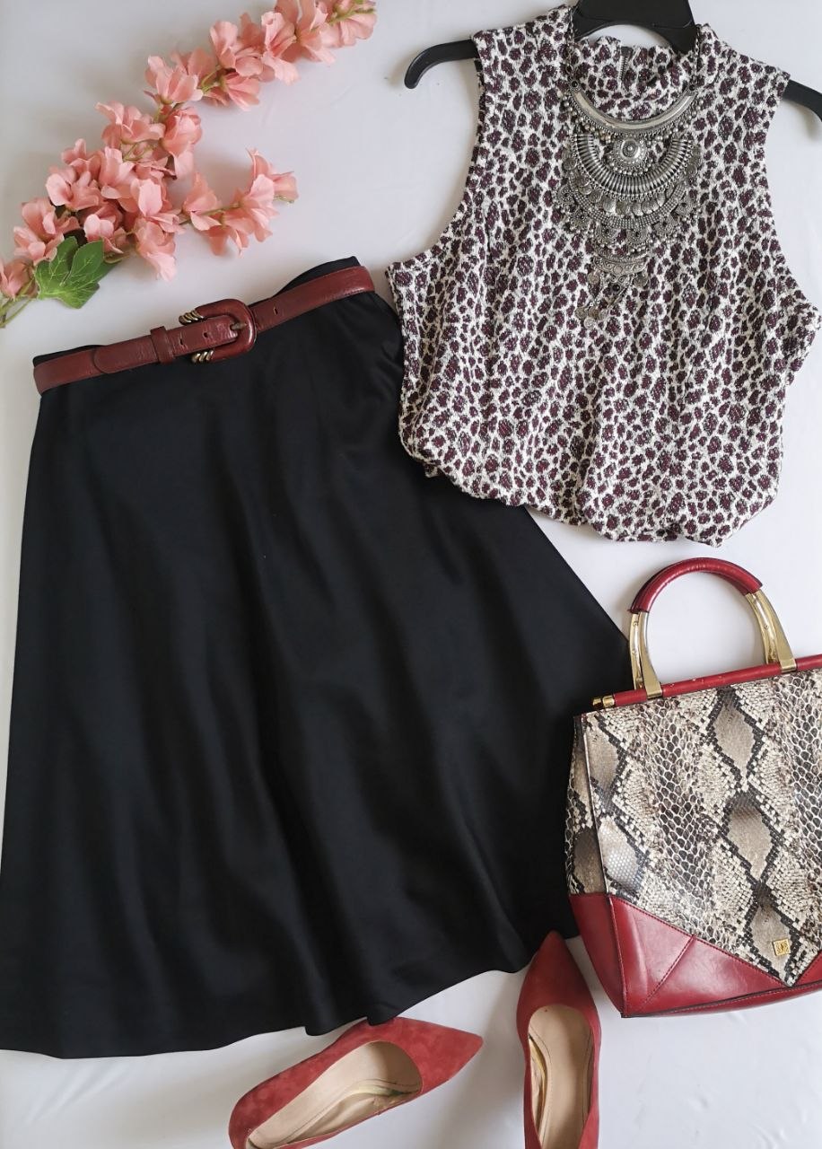 Falda midi y blusa cuello cerrado ⚓
