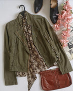 Chaqueta con Zipper y blusa con cinto