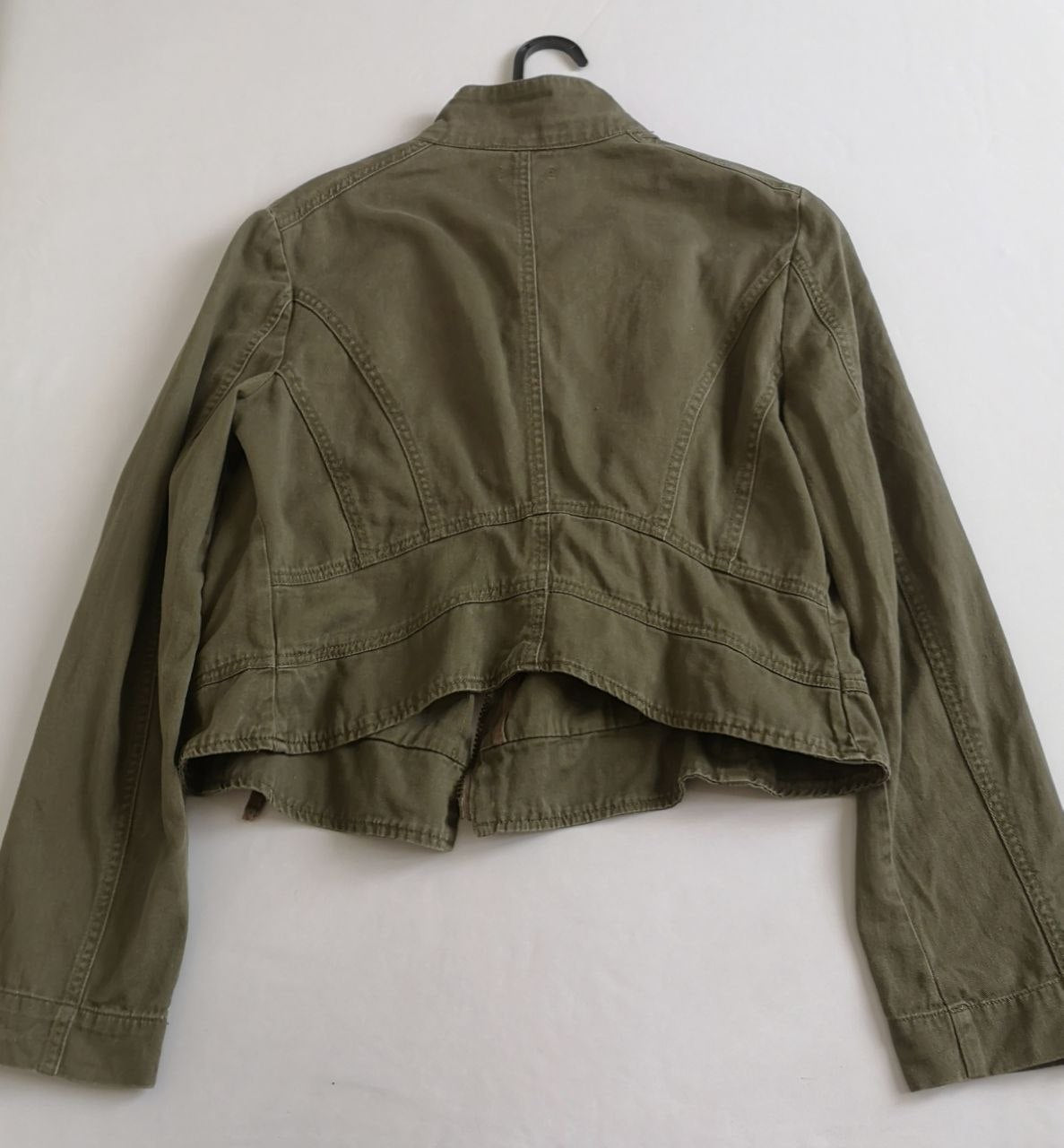 Chaqueta con Zipper y blusa con cinto