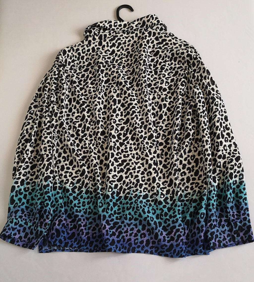 Chaqueta estilo cuadrado y blusa manga larga