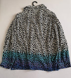Chaqueta estilo cuadrado y blusa manga larga
