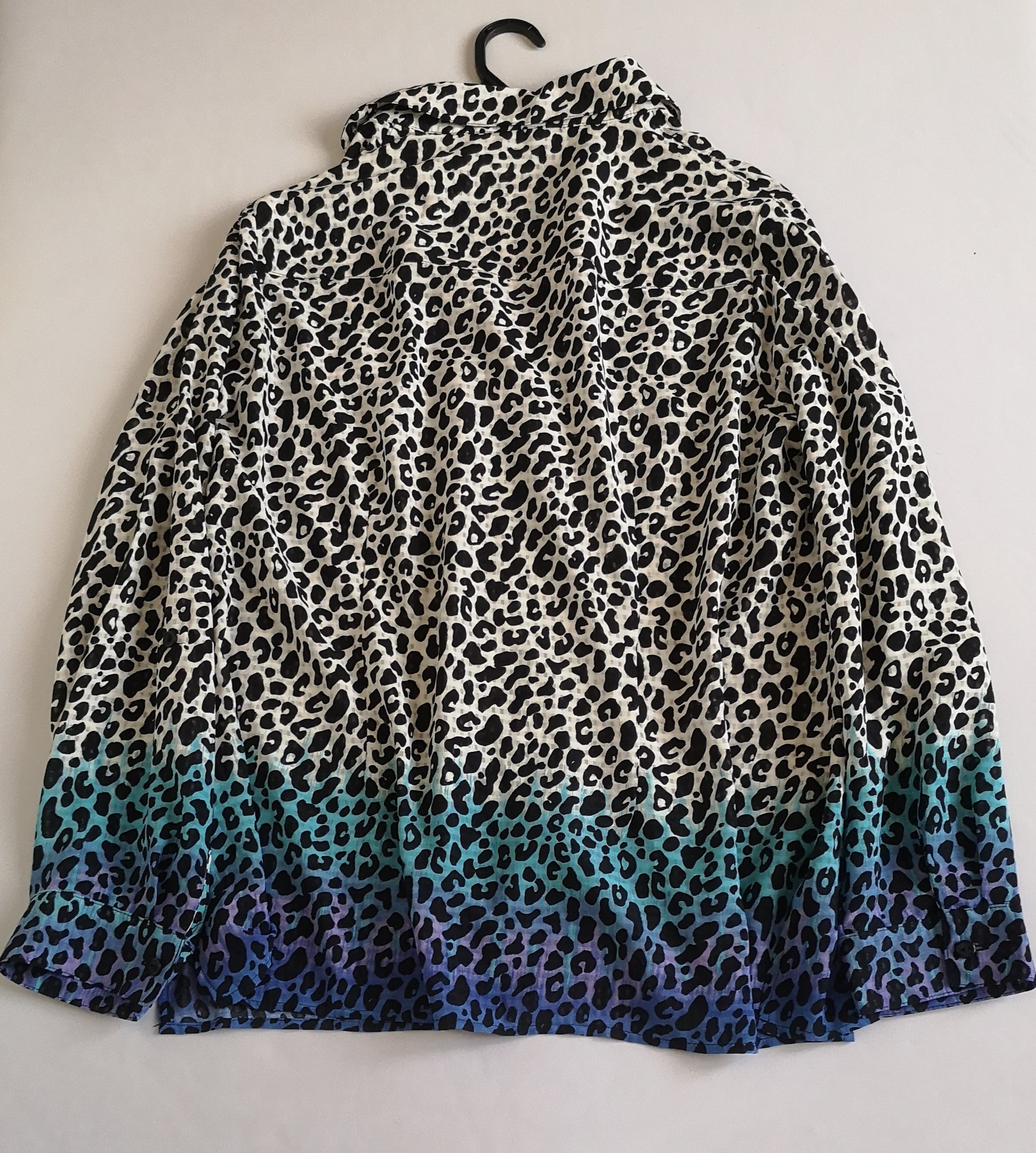 Chaqueta estilo cuadrado y blusa manga larga