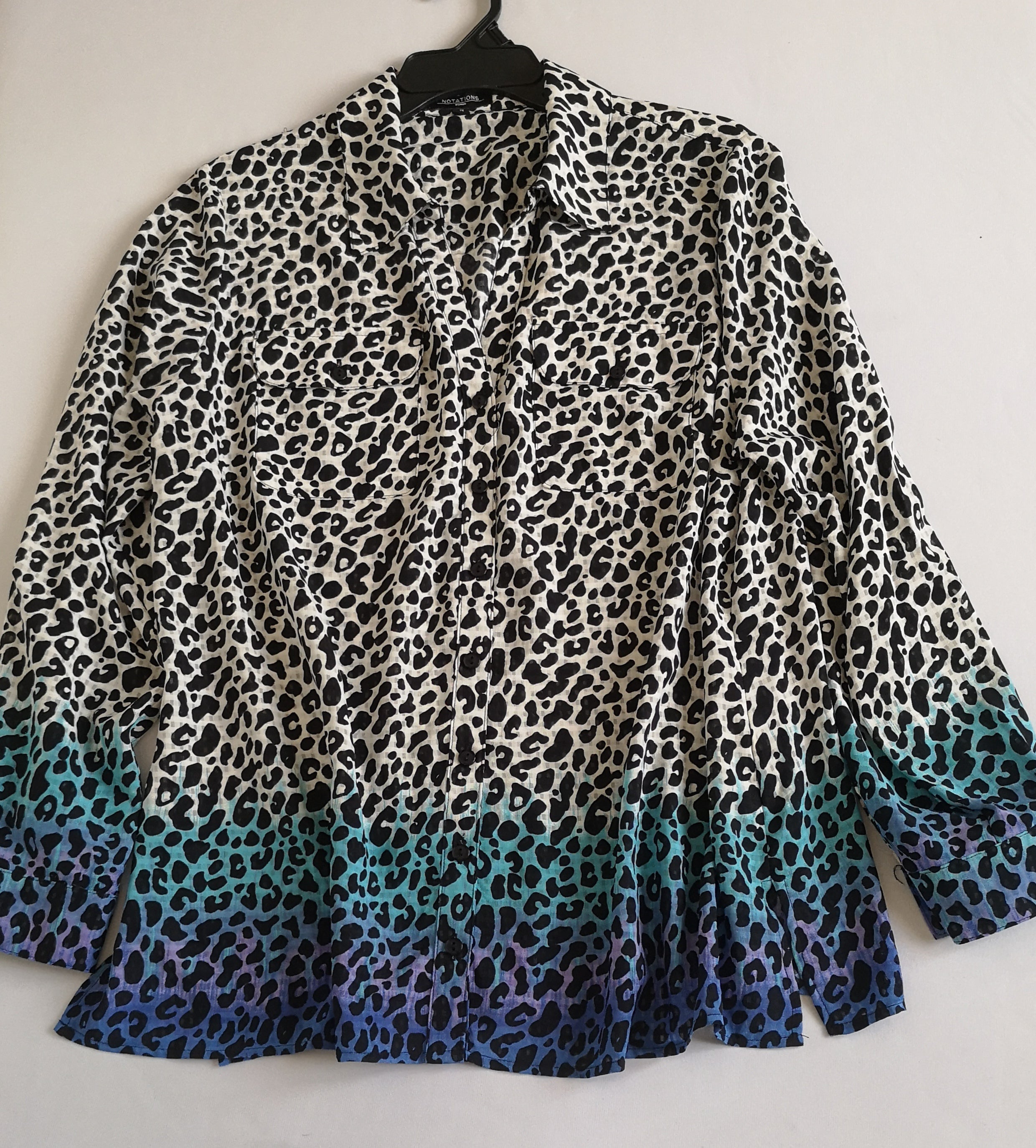 Chaqueta estilo cuadrado y blusa manga larga