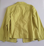 Chaqueta estilo cuadrado y blusa manga larga