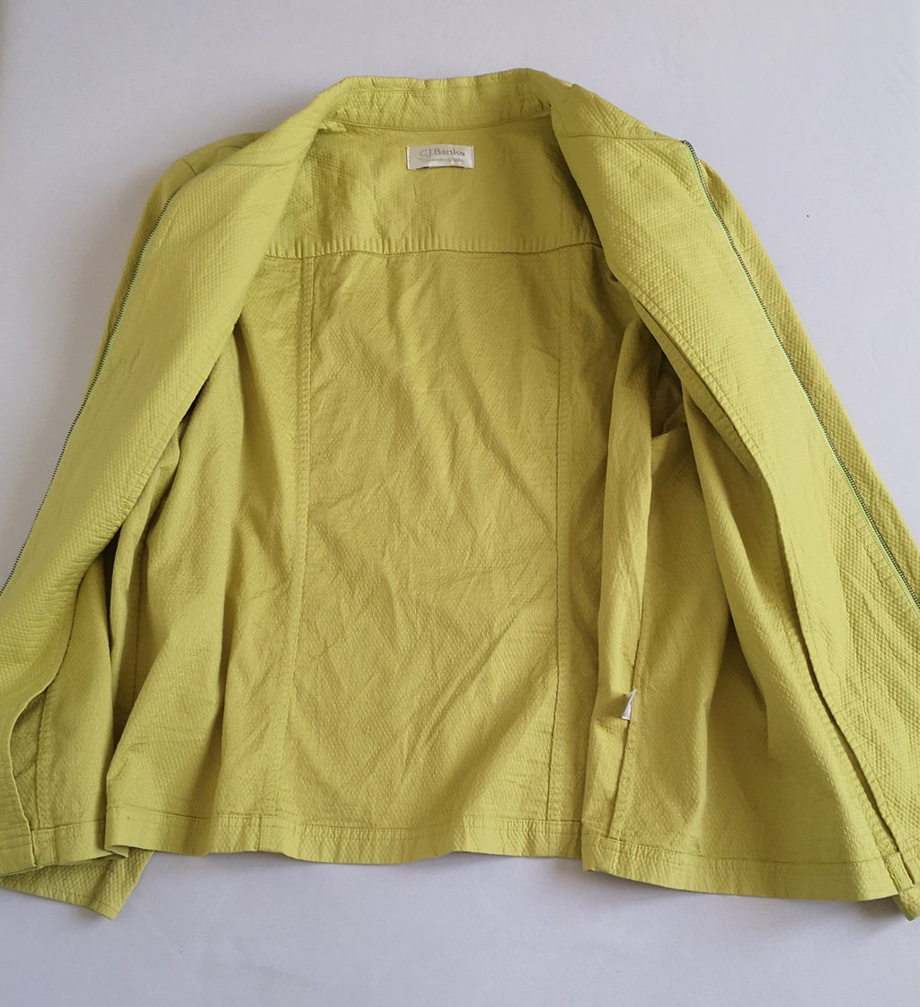 Chaqueta estilo cuadrado y blusa manga larga