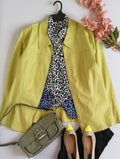 Chaqueta estilo cuadrado y blusa manga larga