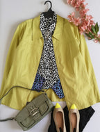 Chaqueta estilo cuadrado y blusa manga larga