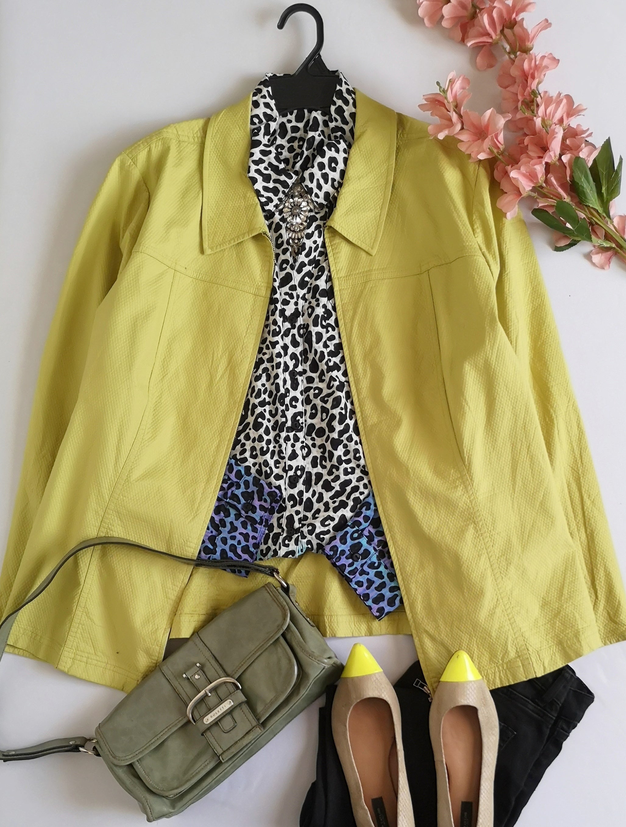 Chaqueta estilo cuadrado y blusa manga larga