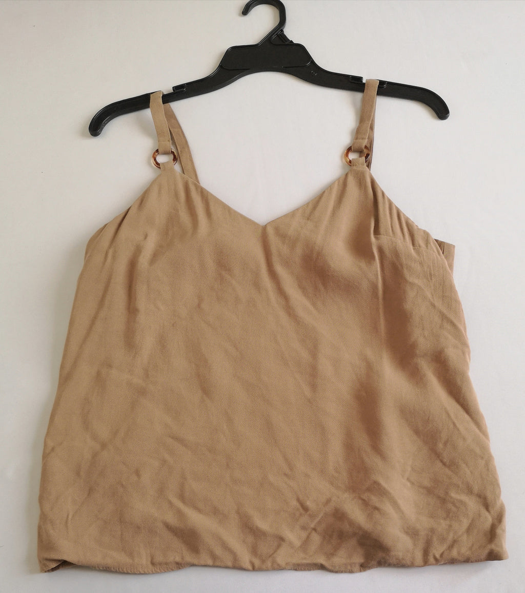 Blusa de tirantes y falda corta