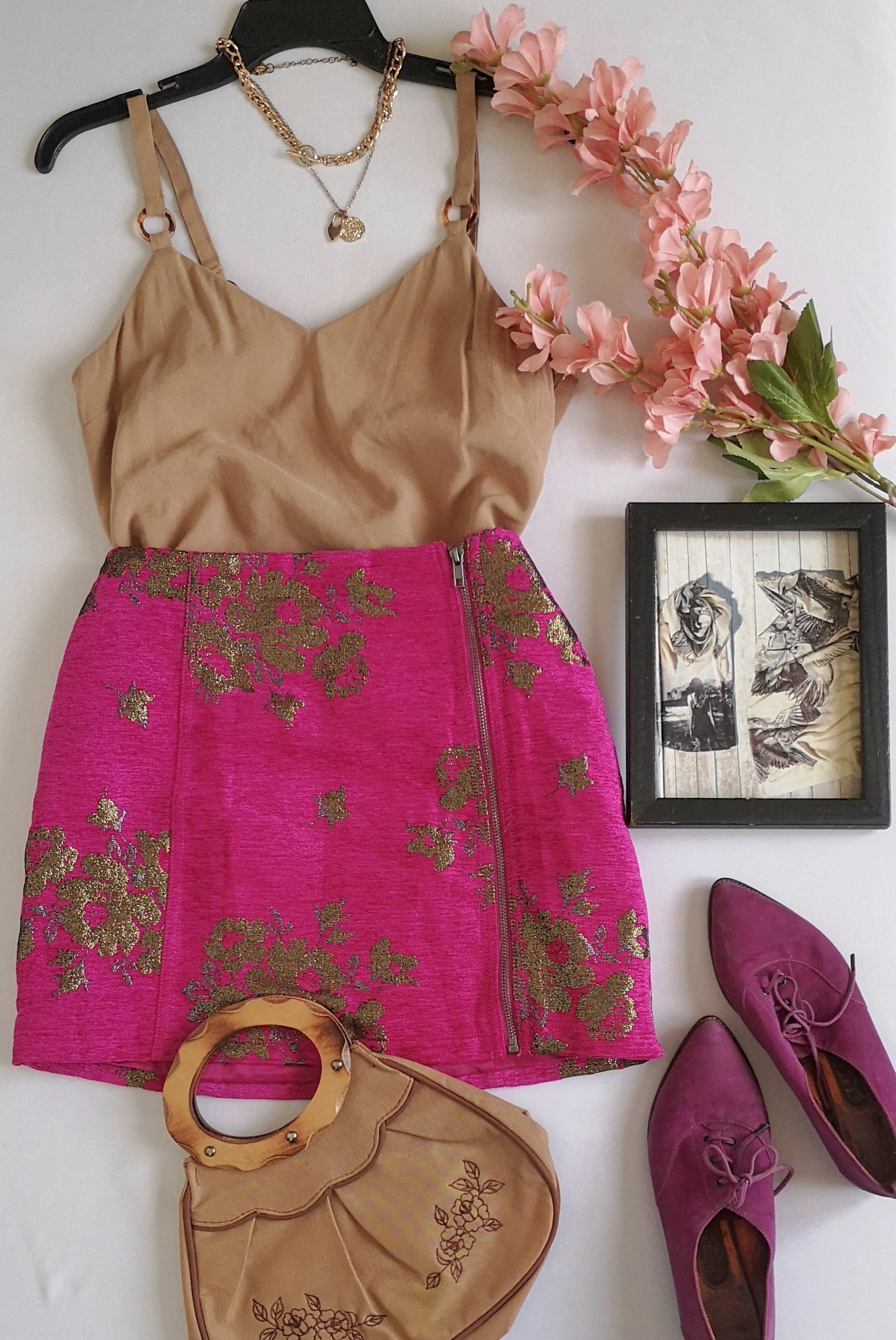 Blusa de tirantes y falda corta