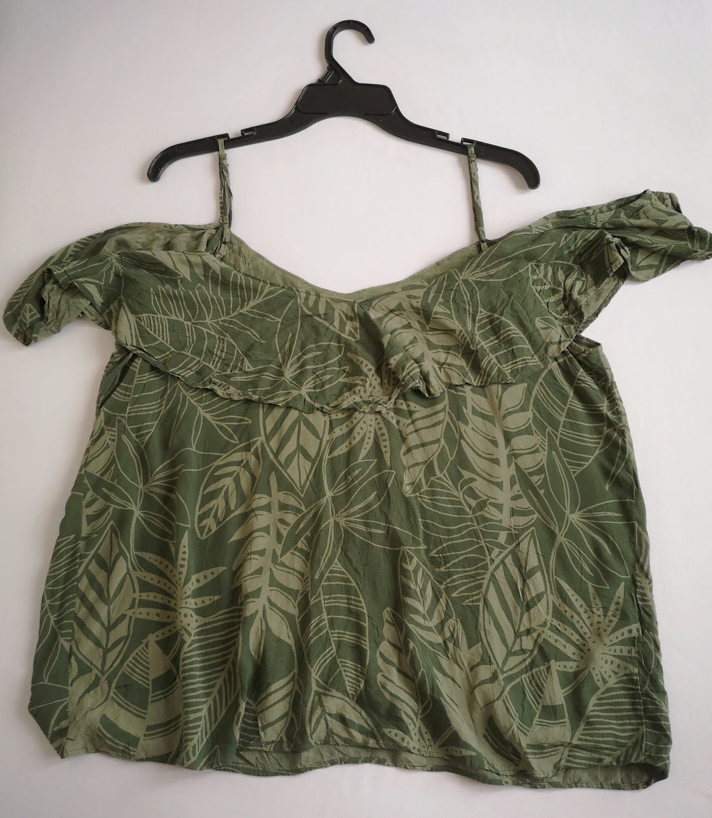 Palazzo corto con blusa hombros descubiertos