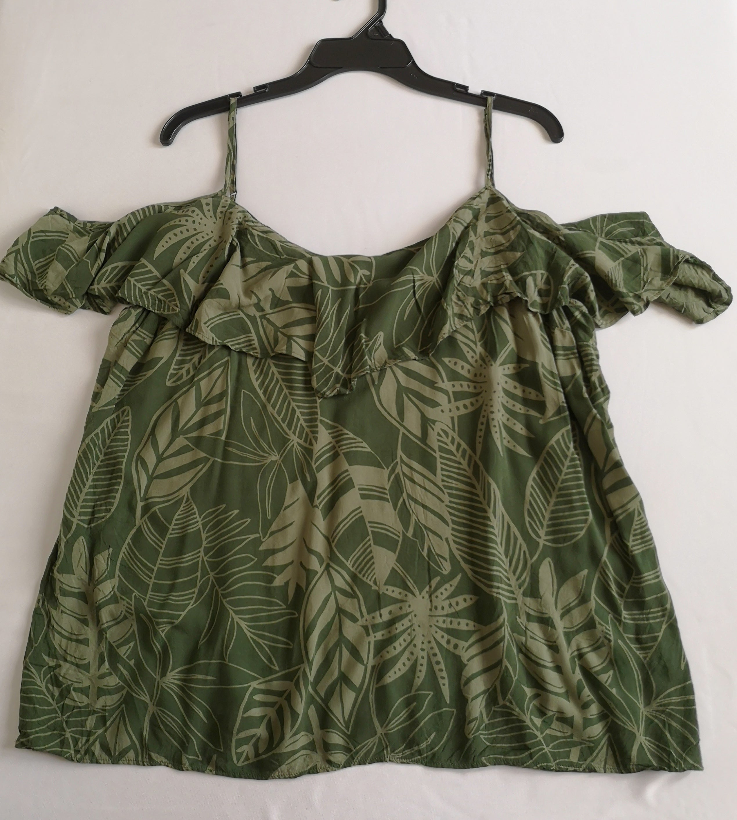 Palazzo corto con blusa hombros descubiertos