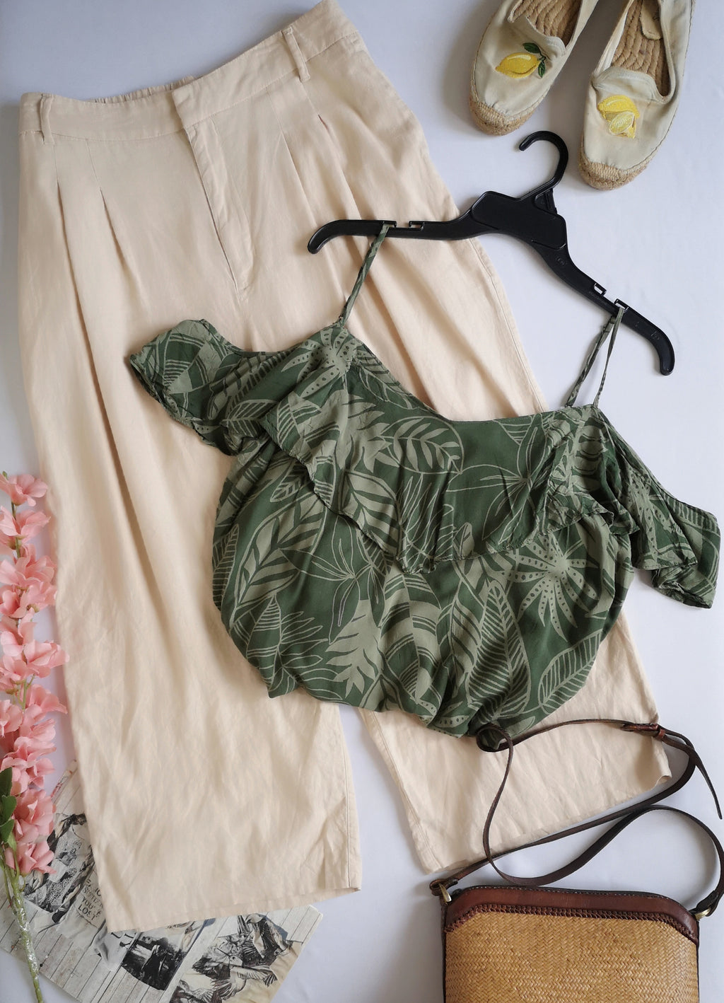 Palazzo corto con blusa hombros descubiertos