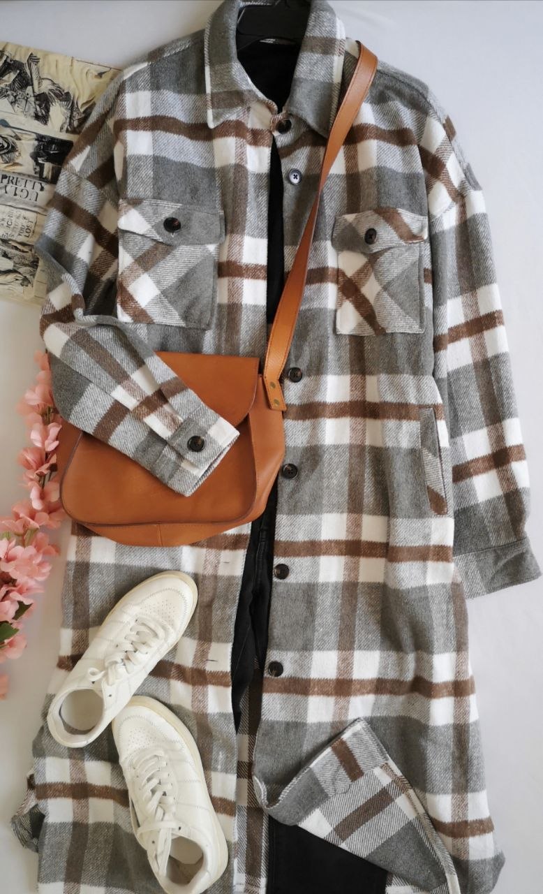 Jacket larga con bolsas a los lados