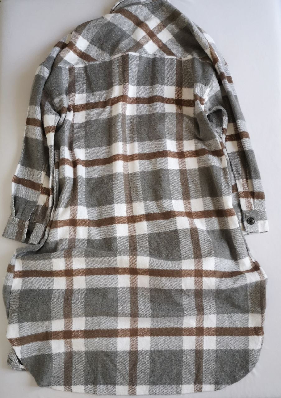 Jacket larga con bolsas a los lados