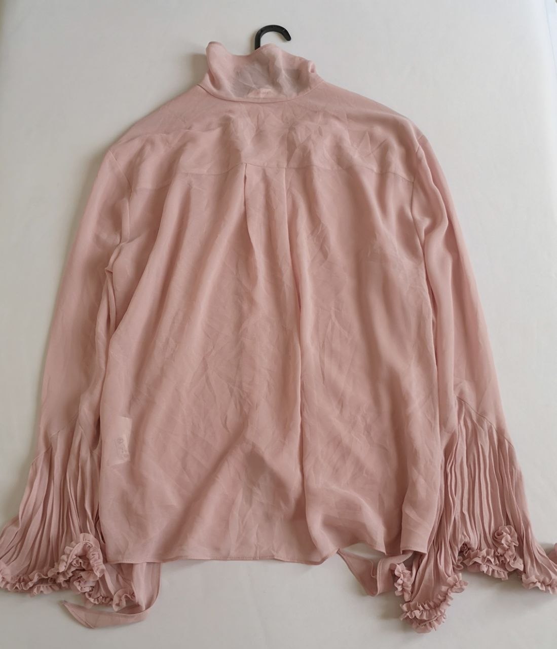 Blusa mangas campana con jeans skinny