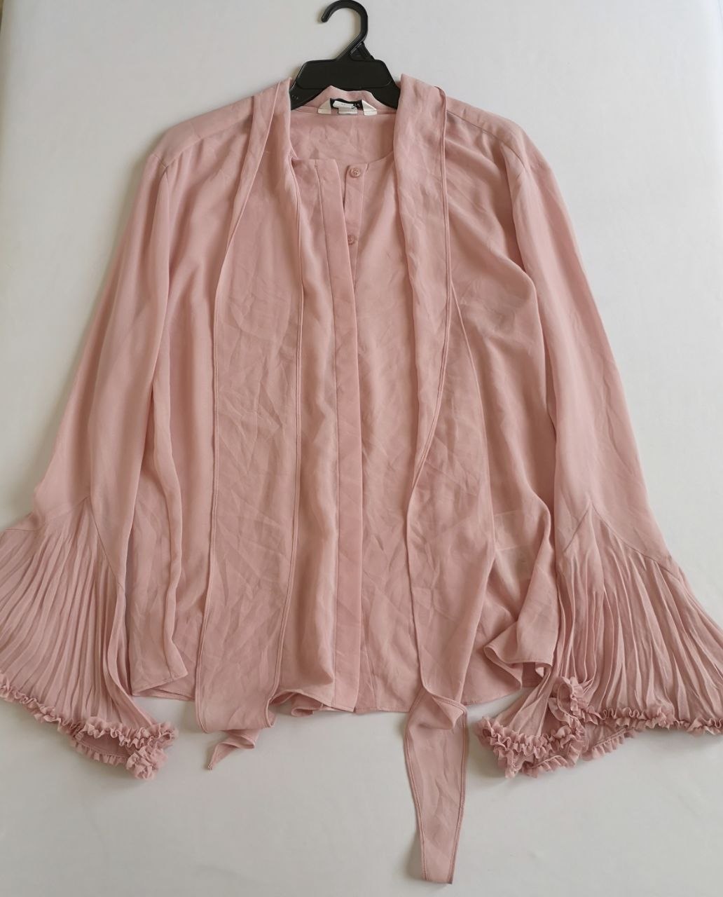 Blusa mangas campana con jeans skinny