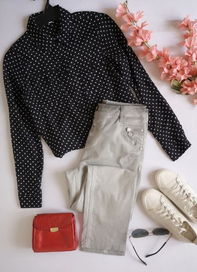 Blusa de chifón y jeans con bolsas