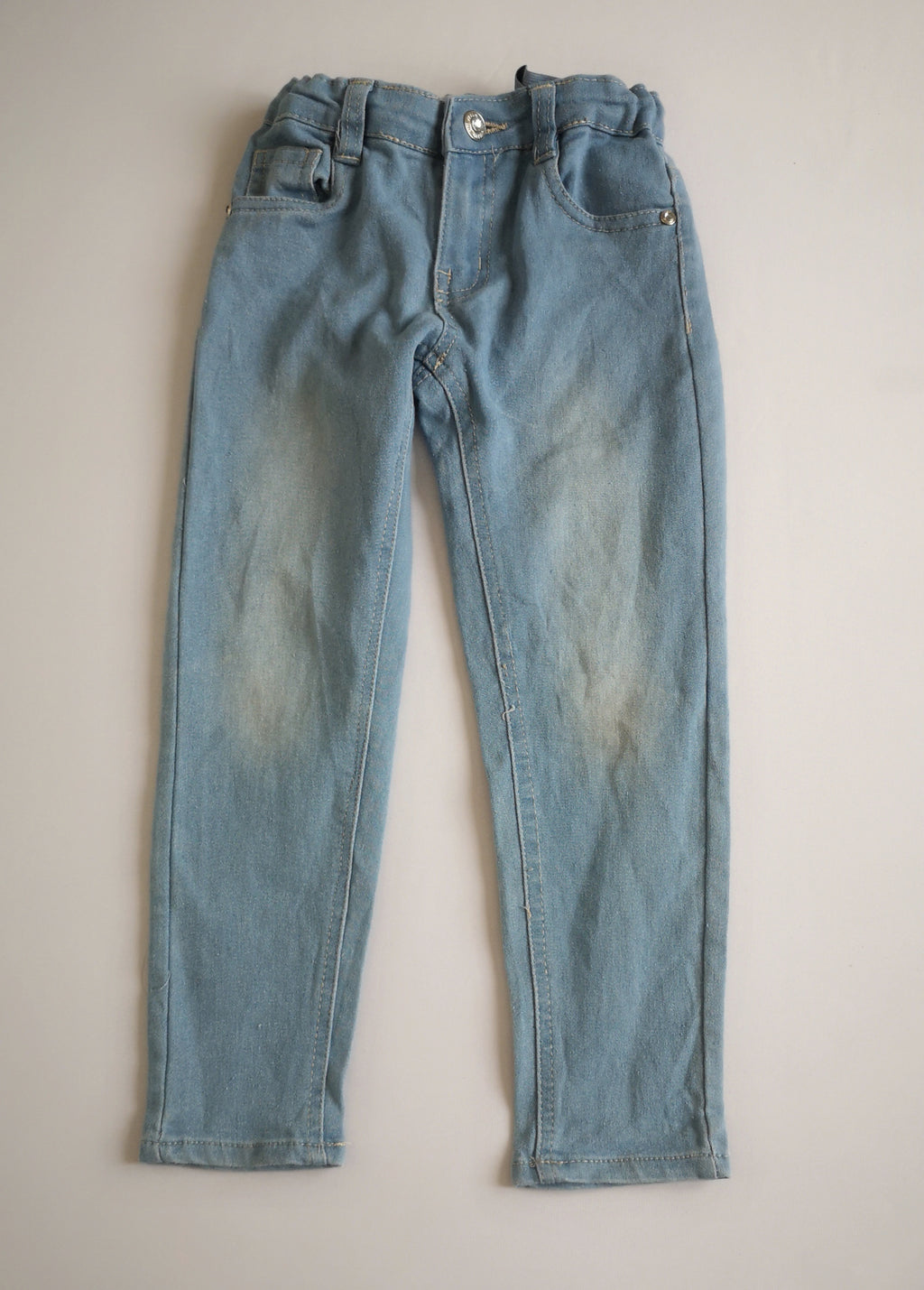 Jeans con blusa bordada