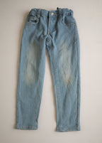 Jeans con blusa bordada