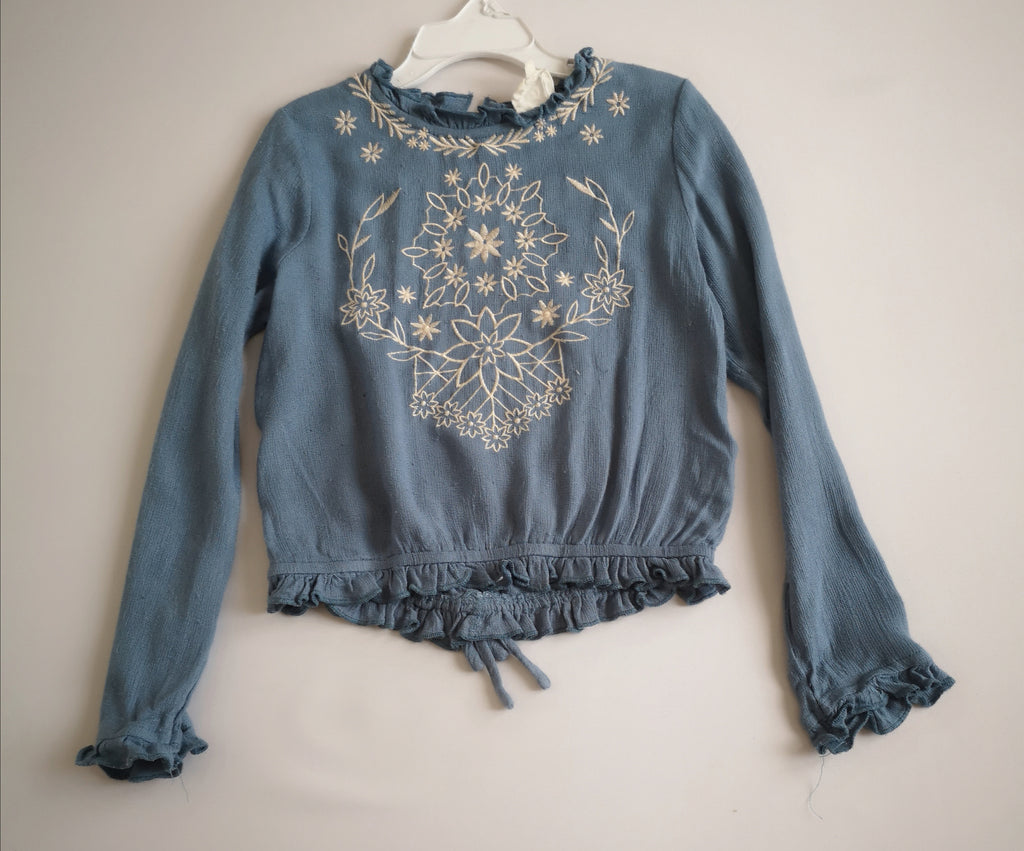 Jeans con blusa bordada
