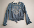 Jeans con blusa bordada
