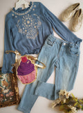 Jeans con blusa bordada