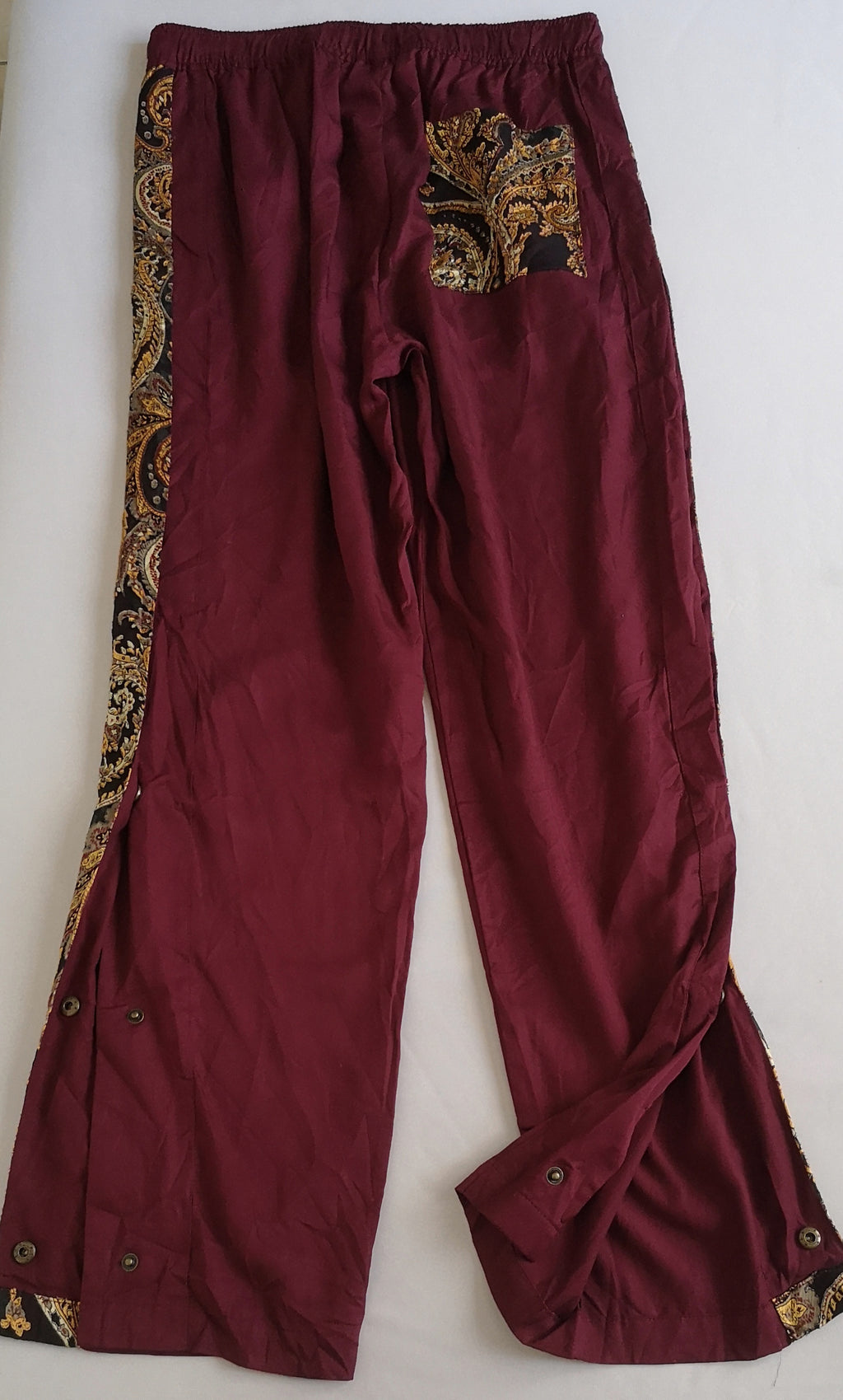 Pantalón con broches a los lados y blusa corta ⚓