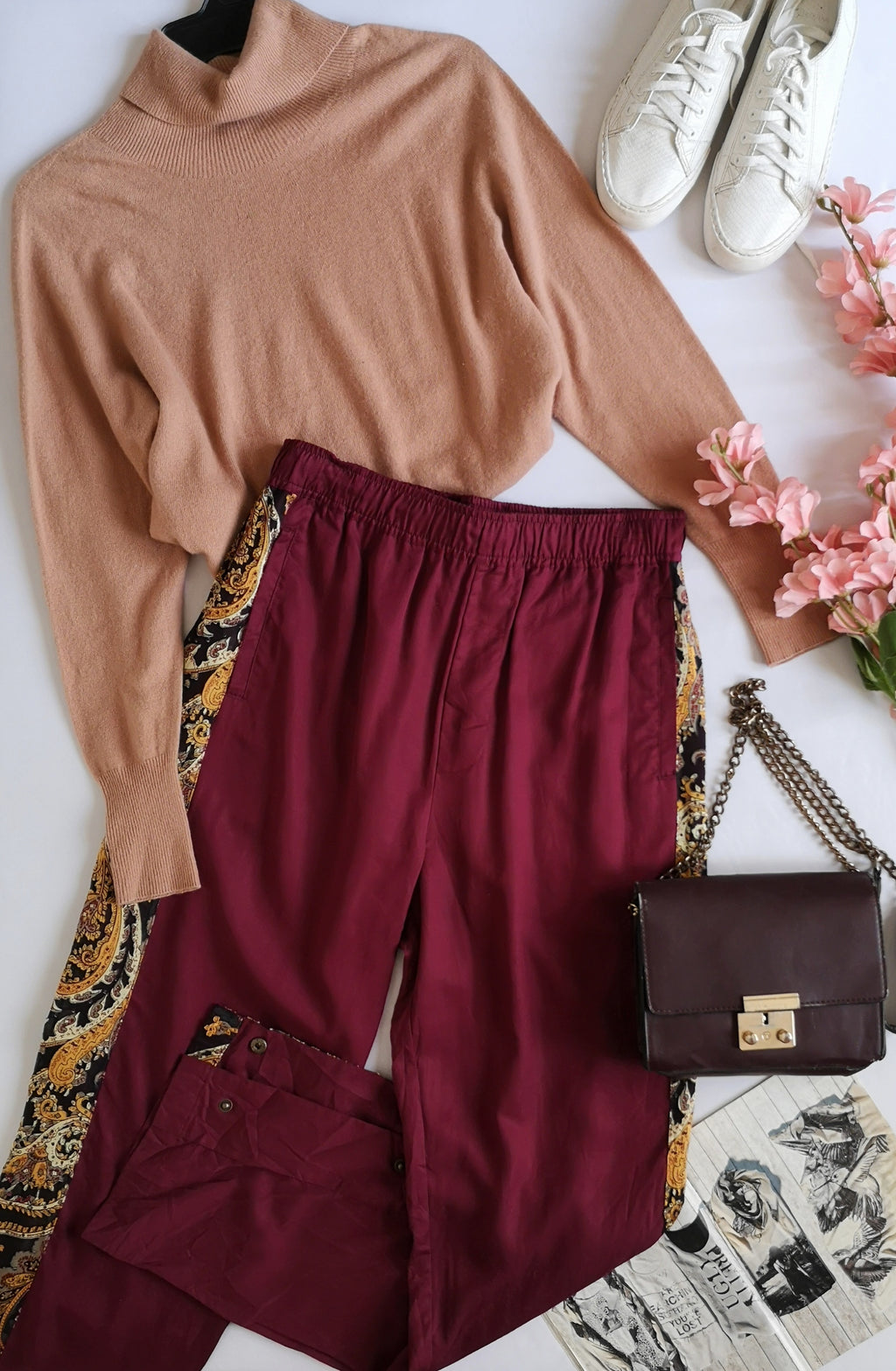 Pantalón con broches a los lados y blusa corta ⚓