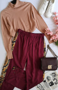 Pantalón con broches a los lados y blusa corta ⚓