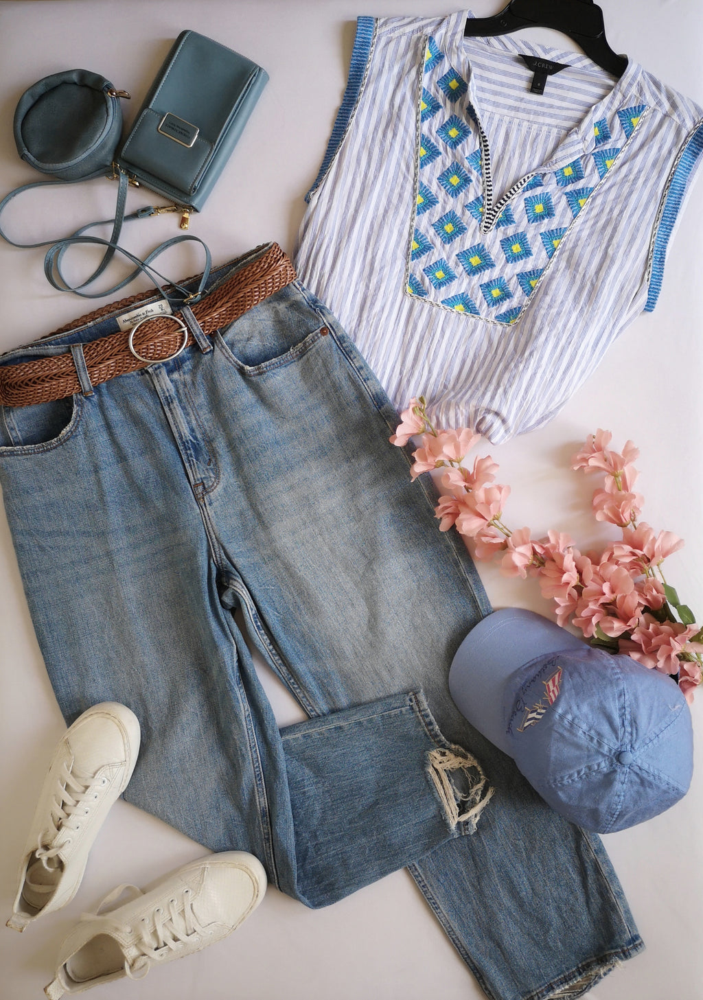 Jeans Straigth cintura  alta con blusa bordada
