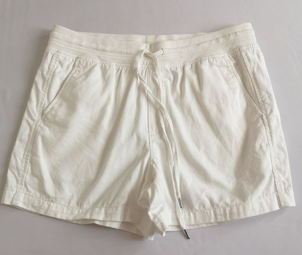 Short con bolsas y blusa tipo seda