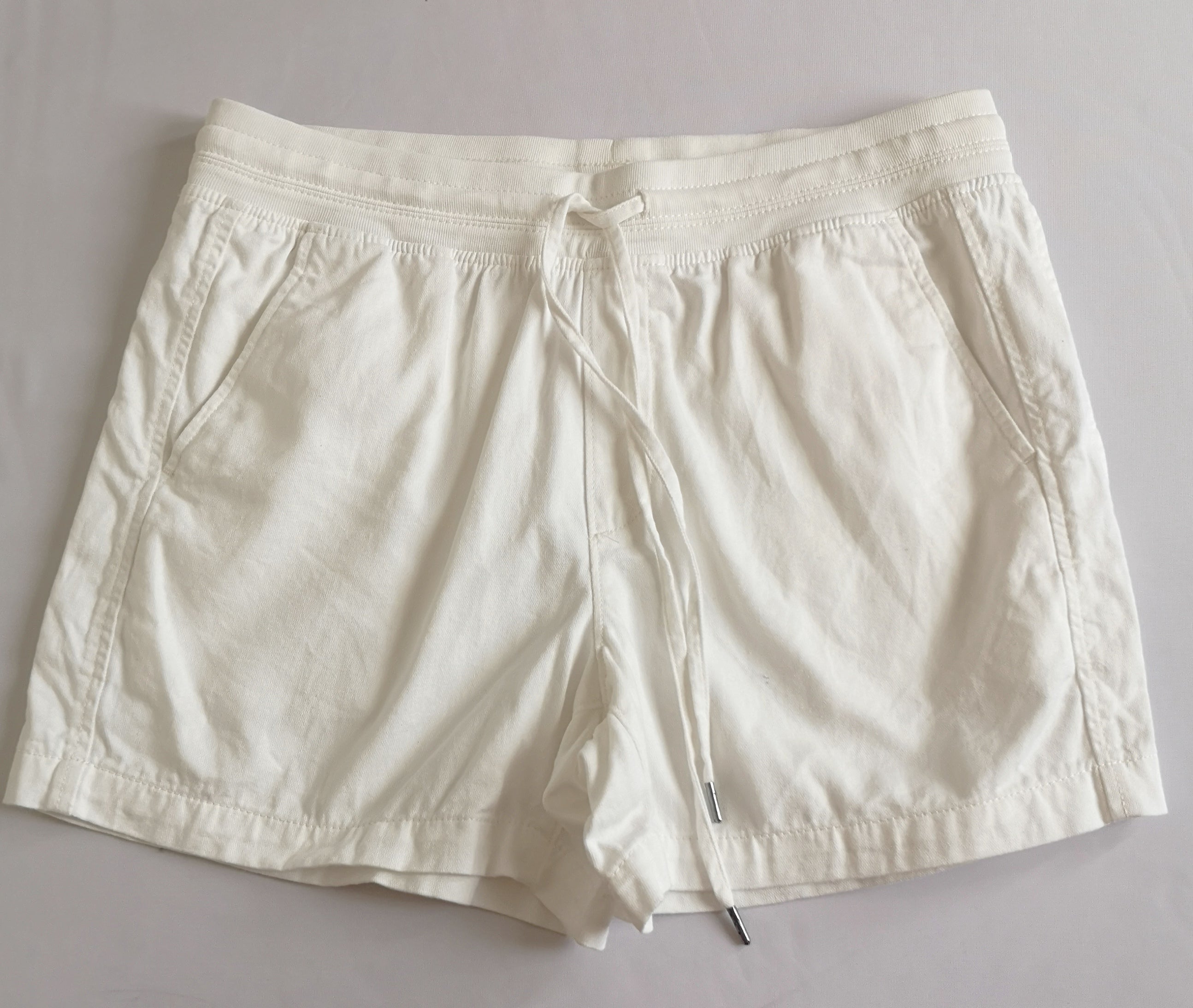 Short con bolsas y blusa tipo seda