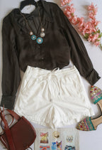Short con bolsas y blusa tipo seda