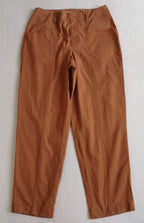Pantalón de gabardina y blusa cuello redondo