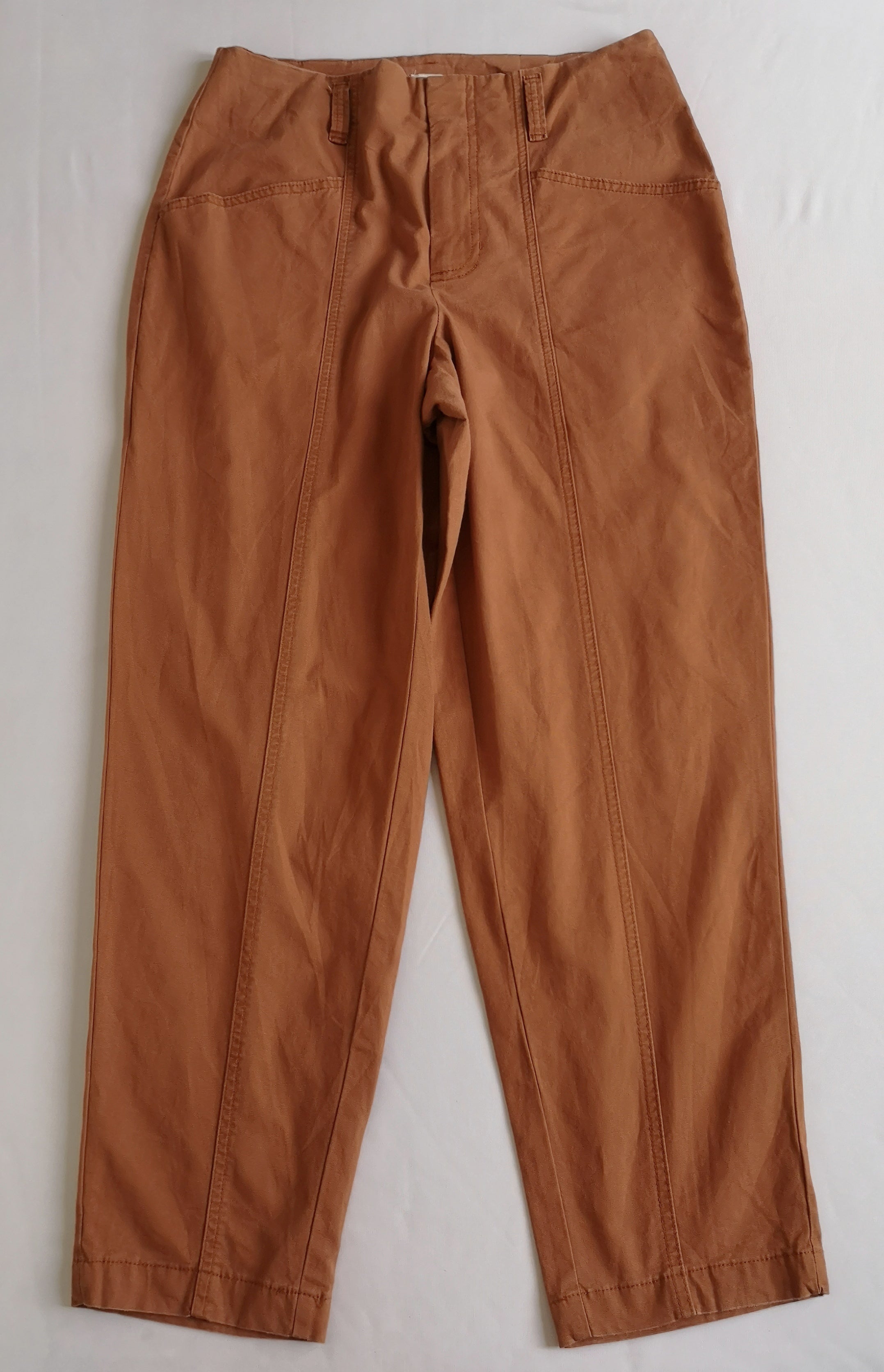 Pantalón de gabardina y blusa cuello redondo