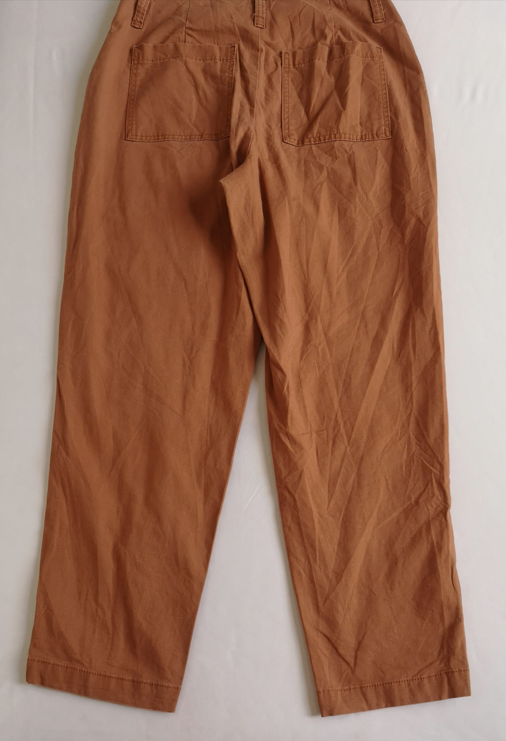 Pantalón de gabardina y blusa cuello redondo