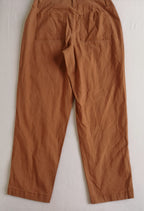 Pantalón de gabardina y blusa cuello redondo
