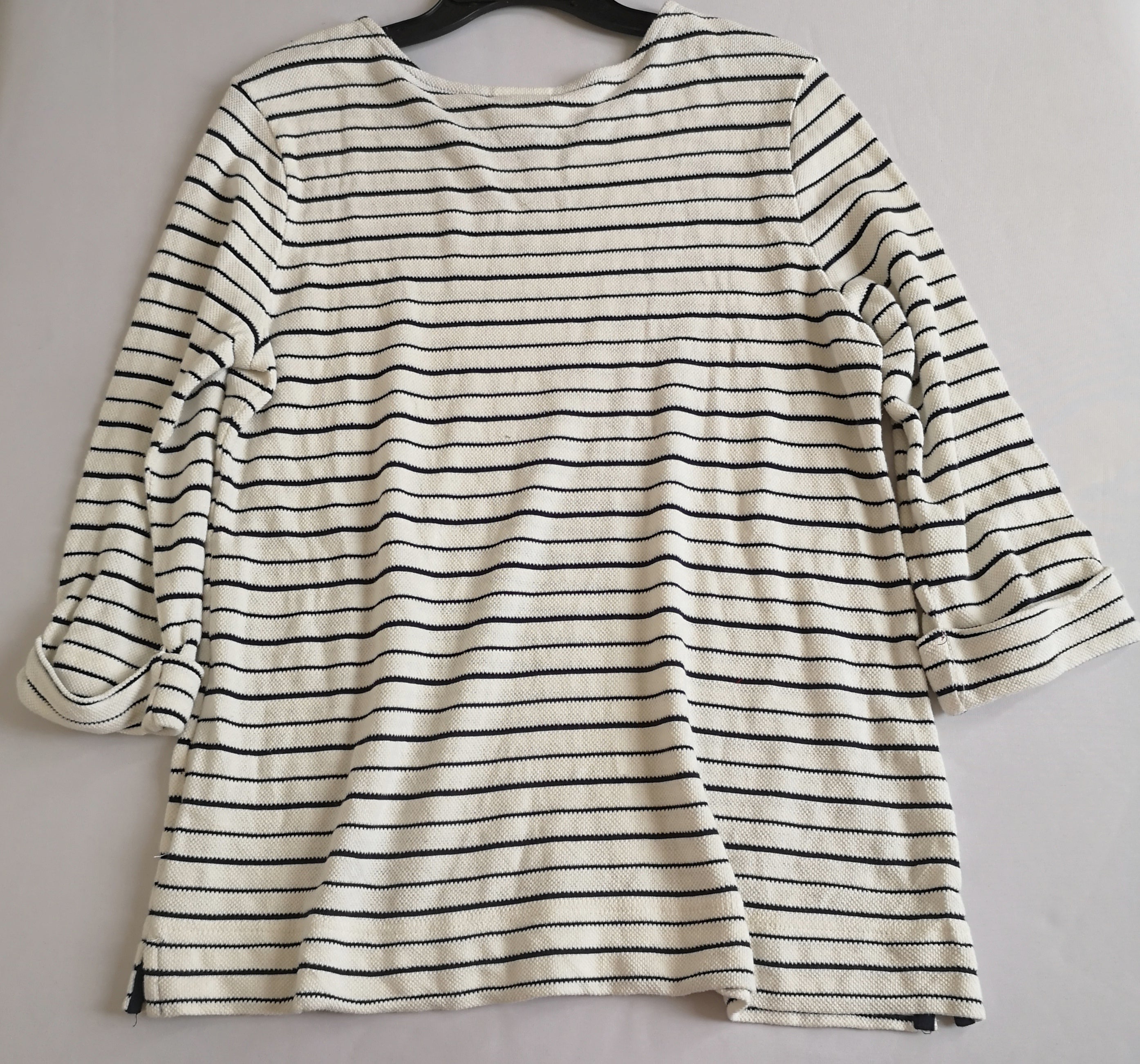 Pantalón de gabardina y blusa cuello redondo