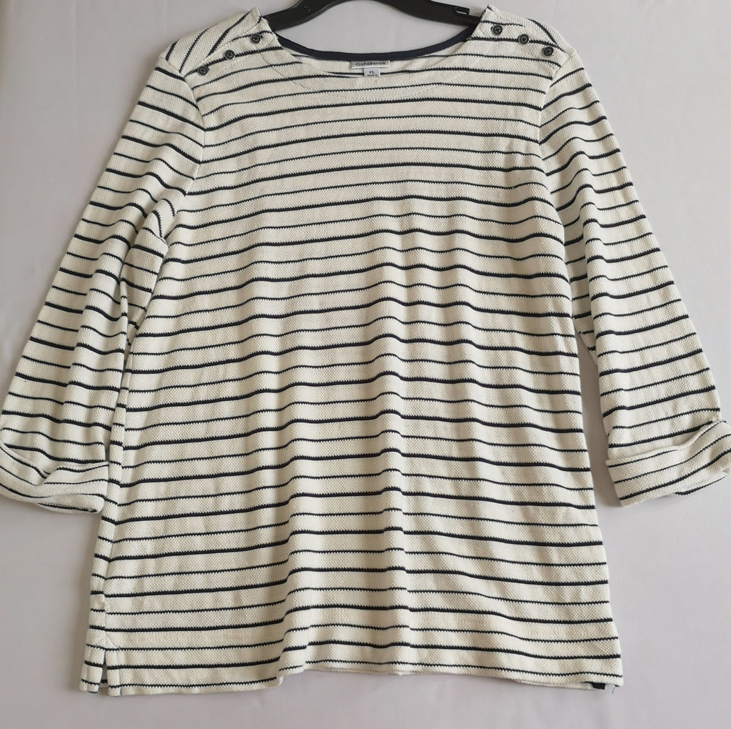 Pantalón de gabardina y blusa cuello redondo