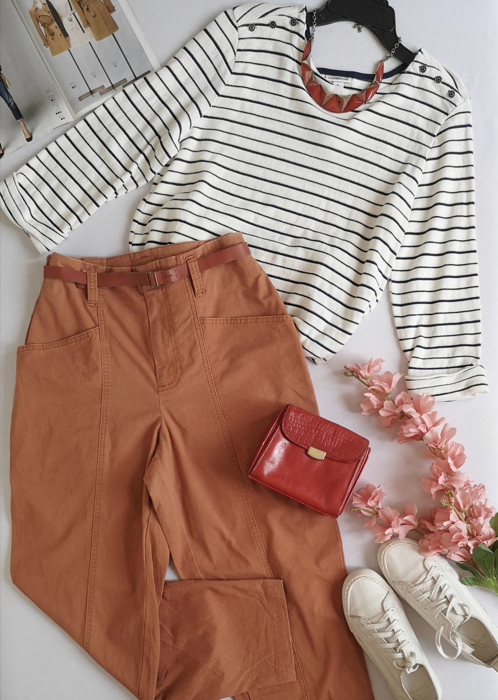 Pantalón de gabardina y blusa cuello redondo