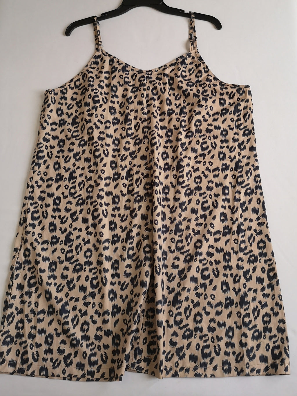 Vestido holgado y blusa con olanes